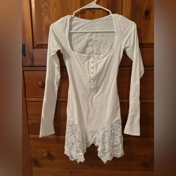 NWOT SKIMS Long Sleeve Lace Onesie, sz Small - Picture 2 of 6